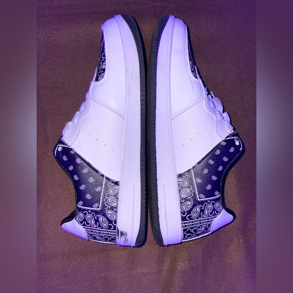Pair of white shoes with bandana print - Picture 3 of 4